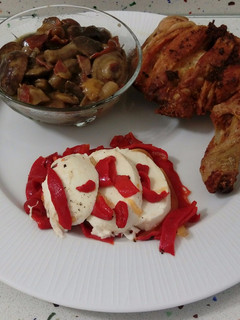 Una foto de Traseros de pollo frito con setas salteadas con jamón y mozzarella con pimientos asados