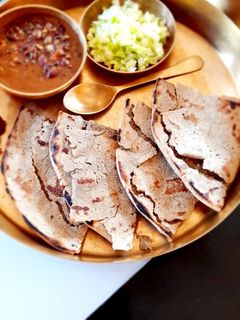 બાજરા નો રોટલો (Bajra Rotlo Recipe In Gujarati) રેસીપી મુખ્ય ફોટો