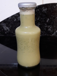 Una foto de Bebida vegetal de avena con té matcha y miel