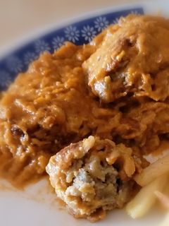 Una foto de Albóndigas de berenjena en salsa de tomate