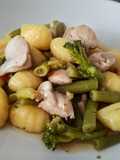Ñoquis con pollo y verduras
