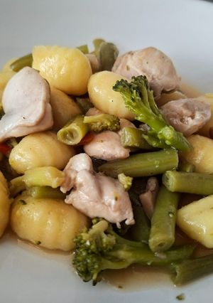 Foto principal de Ñoquis con pollo y verduras