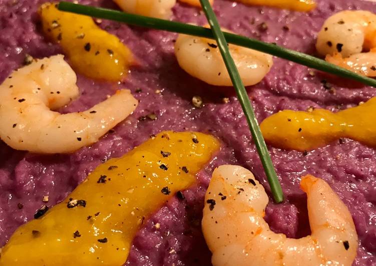 Risotto al cavolo viola, mazzancolle e salsa di mango