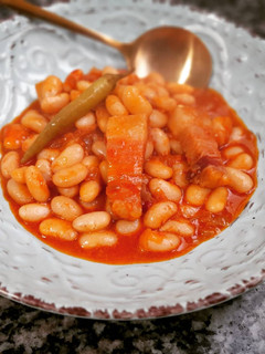 Una foto de Alubias picantes en salsa de sobrasada con panceta ibérica
