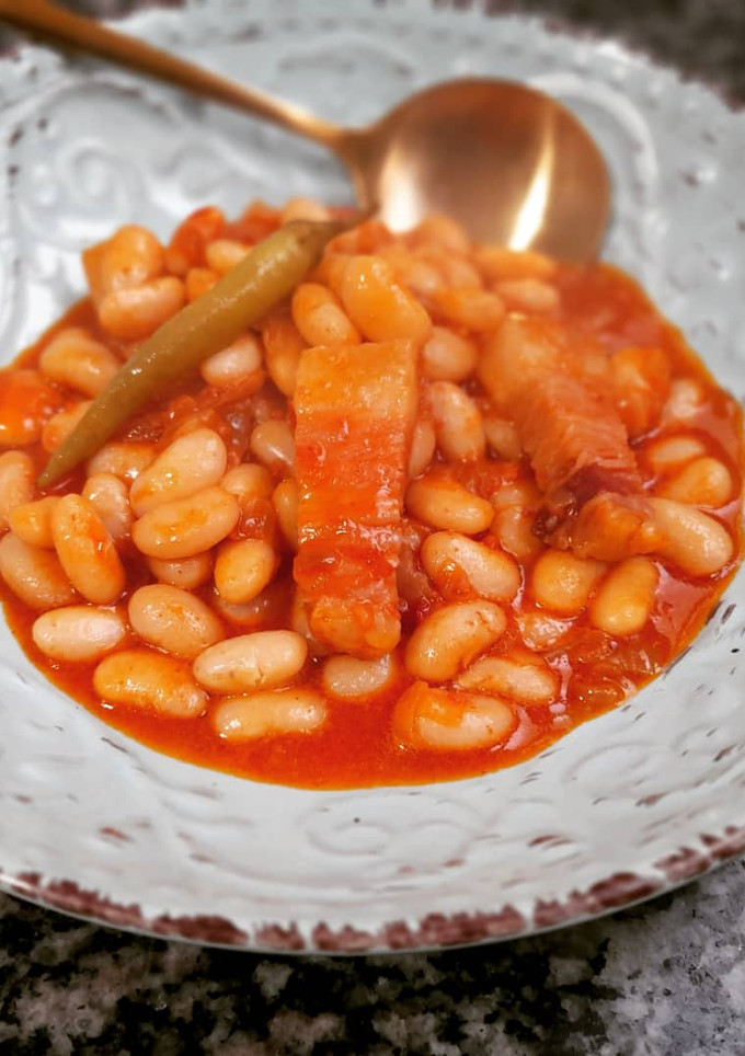 Una foto de Alubias picantes en salsa de sobrasada con panceta ibérica