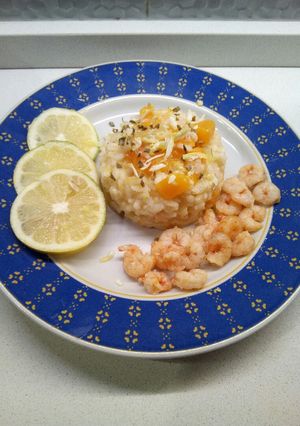 Foto di Risotto con zucca e gamberi e spicchi di limone