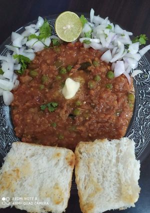 બટર પાઉભાજી(butter pav bhaji in Gujarati) રેસીપી મુખ્ય ફોટો