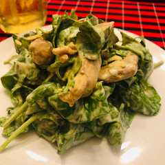 Una foto de Ensalada de verdes con pollo y salsa!! Apto Keto!