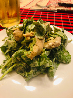 Una foto de Ensalada de verdes con pollo y salsa!! Apto Keto!