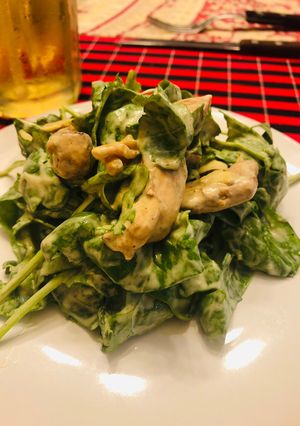Una foto de Ensalada de verdes con pollo y salsa!! Apto Keto!