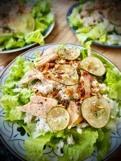Una foto de Ensalada de arroz y bonito con pepino agridulce picante
