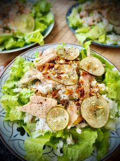 Una foto de Ensalada de arroz y bonito con pepino agridulce picante