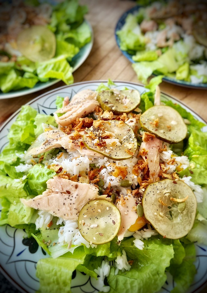 Una foto de Ensalada de arroz y bonito con pepino agridulce picante