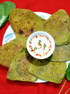 પાલક પરાઠા (Palak Paratha Recipe In Gujarati) રેસીપી મુખ્ય ફોટો