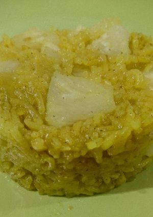 Une photo de Riz basmati pilaf à l'oignon, curry et ananas 🍍