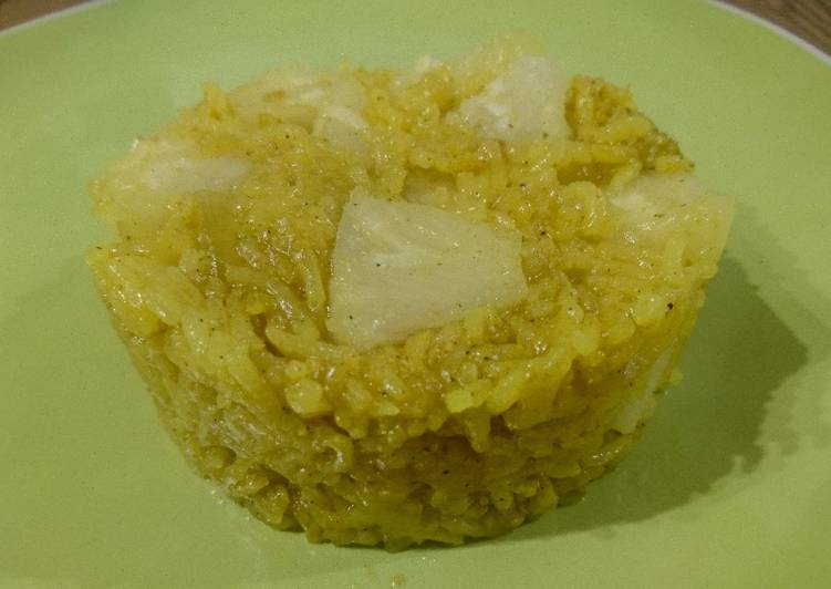 Riz basmati pilaf Ă  l'oignon, curry et ananas đ