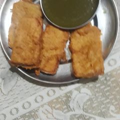 A picture of Bread pakoda.