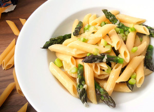 Spárgás-parmezános penne recept fotója