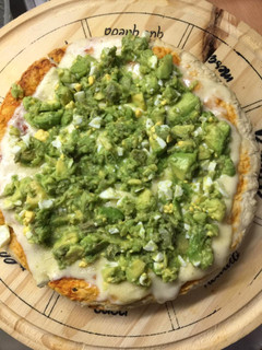 Una foto de Pizza con palta y huevo 🍕