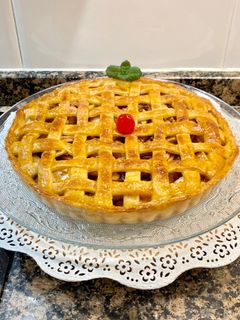 Una foto de Pastel con nueces, pasas, manzanas y cabello de ángel