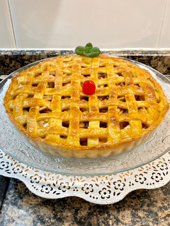 Una foto de Pastel con nueces, pasas, manzanas y cabello de ángel
