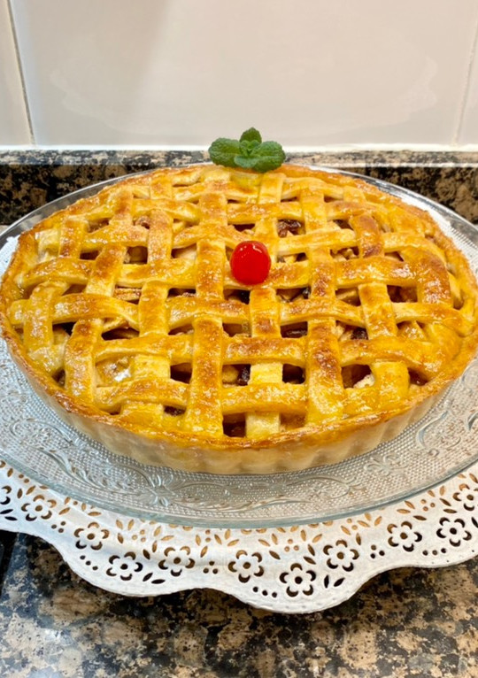 Una foto de Pastel con nueces, pasas, manzanas y cabello de ángel