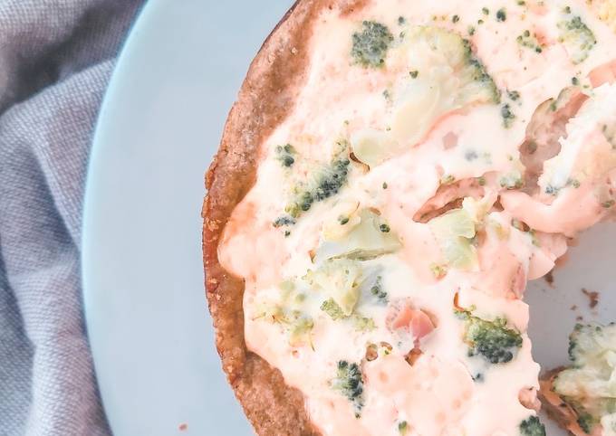 Киш с форелью и брокколи в мультиварке