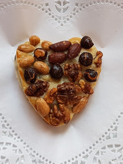 Una foto de Corazón de hojaldre y frutos secos