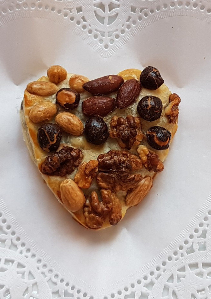 Una foto de Corazón de hojaldre y frutos secos