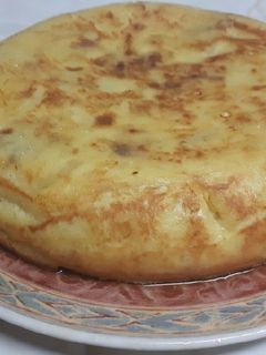 Una foto de Tortilla de bacon, cebolla y champiñones