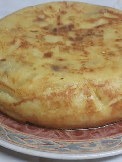 Una foto de Tortilla de bacon, cebolla y champiñones