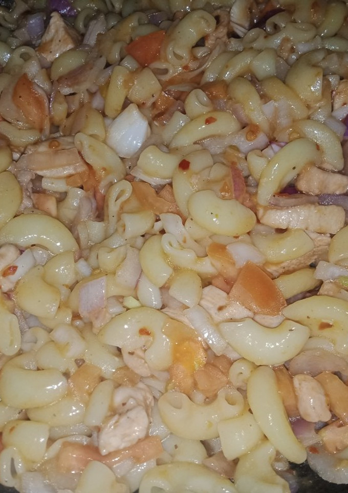 A picture of Macaroni with chicken.