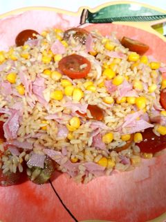 Una foto de Ensalada de arroz con maíz, cherrys y jamón york