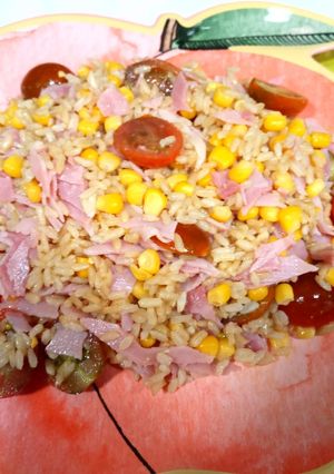 Una foto de Ensalada de arroz con maíz, cherrys y jamón york