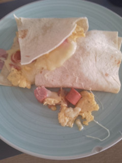 Una foto de Wrap de revuelto con salchichas, queso y jamón de york