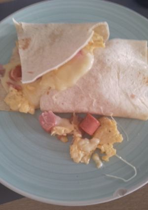 Una foto de Wrap de revuelto con salchichas, queso y jamón de york