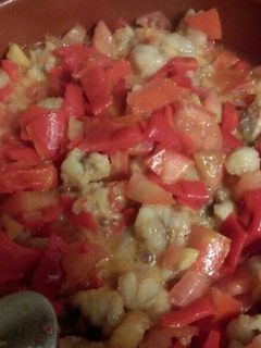 Una foto de Rape salteado con picadillo de tomate y pimientos del piquillo