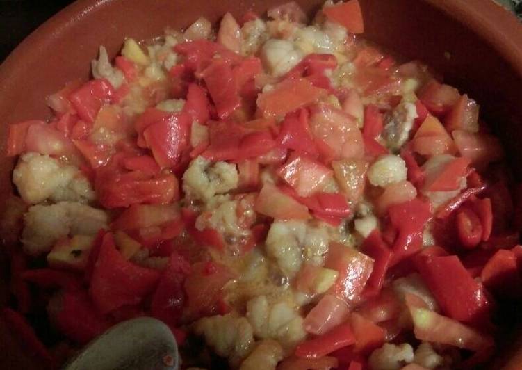 Rape salteado con picadillo de tomate y pimientos del piquillo