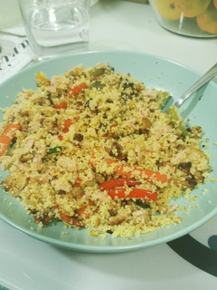Una foto de Couscous con verduras y atún