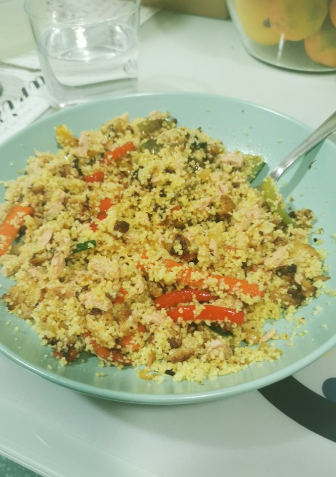Una foto de Couscous con verduras y atún