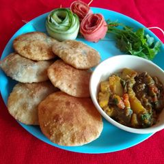 A picture of Bathua kachori.