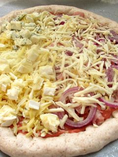 Pizza rizslisztből- magyaros és négysajtos recept fotója