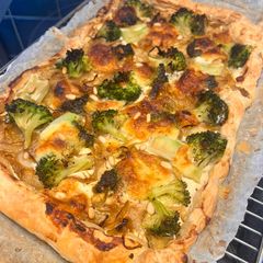 A picture of 🧅 Caramelised onion, mozzarella and 🥦 broccoli puff pastry tart.