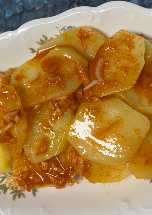 Una foto de Patatas al ajillo estilo Jaén en estuche Lékué