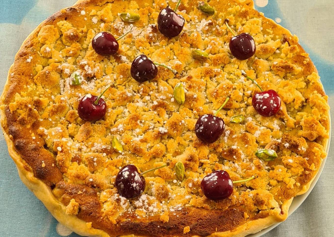 Tarte streusel aux cerises et pistaches