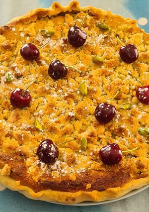 Une photo de Tarte streusel aux cerises et pistaches