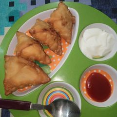 A picture of Aloo samosay.