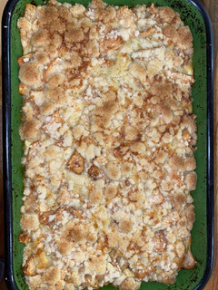 Una foto de Torta tipo crumblé de manzana y peras 🍎🍐