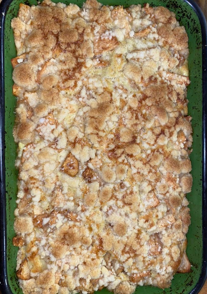 Una foto de Torta tipo crumblé de manzana y peras 🍎🍐