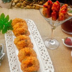A picture of Masala Vada with White Peas.